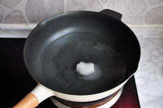 将烤箱提前200度预热，然后准备50克糖，1000毫升的水，大火煮开。煮开后记得转小火，别让水再沸腾，保持锅底有小泡泡就可以了。