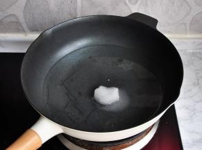 将烤箱提前200度预热，然后准备50克糖，1000毫升的水，大火煮开。煮开后记得转小火，别让水再沸腾，保持锅底有小泡泡就可以了。