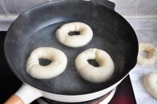 将贝果连带油纸一起下锅，入锅后快带揭掉油纸，煮三十秒后再立刻翻面煮三十秒。