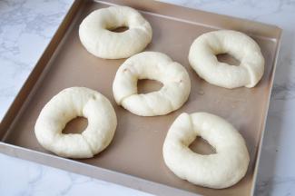 快速将贝果捞出，沥净水份后放进烤盘，烤箱中层，上下火，200度，18-20分钟。