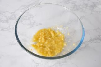 将香蕉去皮压碎备用。大家一定要用熟透的香蕉，这样的香蕉又香又甜还软糯，使蛋糕的口感更棒。