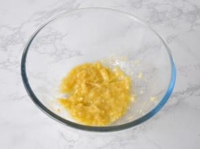 将香蕉去皮压碎备用。大家一定要用熟透的香蕉，这样的香蕉又香又甜还软糯，使蛋糕的口感更棒。