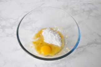 将鸡蛋、糖、盐放在香蕉肉中。鸡蛋我用的是超市普通的鸡蛋，您如果是用略小的柴鸡蛋，那就适当增加鸡蛋或者增加香蕉泥来调整。