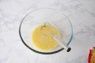 用手动打蛋器搅拌后搅打。将这些食材打匀即可。