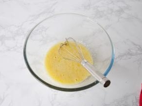用手动打蛋器搅拌后搅打。将这些食材打匀即可。