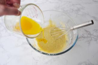 黄油提前溶化，然后放至温热后加入面糊中，边加边拌，至面糊与黄油充分融合在一起。