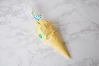 将拌好的面糊装中裱花袋中，然后取出放入冰箱冷藏1个小时。如果没有裱花袋，您可以放入较厚一点的保鲜袋中。