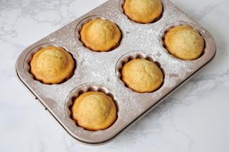 最后放入已预热好的烤箱中层，180度烤12-18分钟至表面金黄色即可。（烘烤时间视模具大小而定），出炉后趁热脱模。