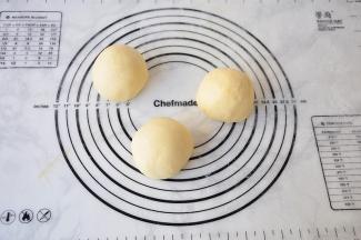 揉好的面团不必松驰，不必发酵，直接分成三份开始整形。