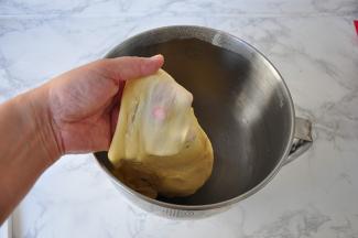 启动厨师机，将面团揉到完全扩展阶段，即轻扯面团，即可轻松拉薄而不破，没有厨师机，也可以用面包机或者手揉，也可达到同等效果。