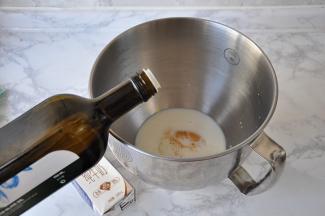 先将液体部分放在厨师机的桶内，鸡蛋+牛奶的总量为170克即可，我用的是橄榄油，所以也一起放入。如果您用的是黄油，那要稍等后再放。