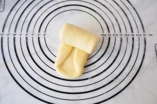 然后松松的卷起来，可以边卷边整理下