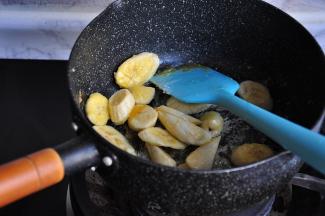 香蕉去皮后切成薄片，放在焦糖锅中，翻炒拌