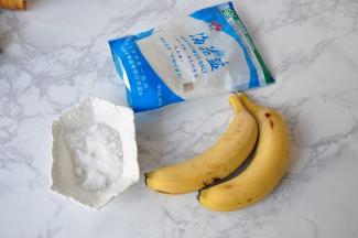 先将糖、水放在锅中，开小火慢慢的搅动，使糖溶化，并且慢慢变成微微的红，那种焦糖色。