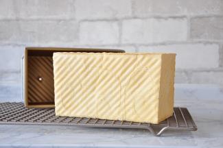 如在烤箱内，用35-40度的样子大约发酵90分钟左右，等发酵至吐司盒9分满就可以开烤了。你可以选择盖盖子或者直接烤，我的这个有点发过头了，盖子打不开了，所以直接烤了。这样正好烤出直角来。
烤箱185预热，上下管，中下层，烤35-40分钟后出炉。取出后马上脱模。侧卧冷却，减少塌腰塌顶的情况。塌腰塌顶的，说明结构不牢固，与揉面，烘烤时间有关。