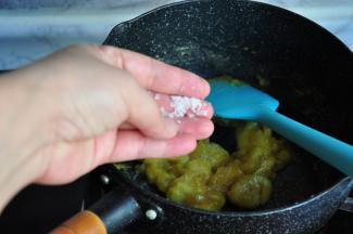 加入适量海盐就可以关火了。