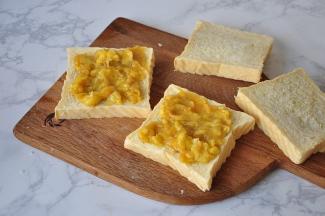 将焦糖海盐香蕉平铺在吐司片上。