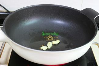 大蒜拍碎，去皮，热锅，少许油，把大蒜粒放入锅煸炒出蒜香味。炒野生红苋菜，只需加大蒜、油、盐就很清香甘甜好吃。
