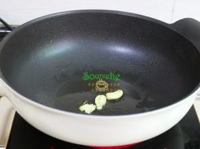 大蒜拍碎，去皮，热锅，少许油，把大蒜粒放入锅煸炒出蒜香味。炒野生红苋菜，只需加大蒜、油、盐就很清香甘甜好吃。