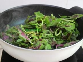 把洗净，沥干水红苋菜倒入炒锅，旺火爆炒，并用筷子一起翻炒，离锅底的野生红苋菜容易熟，一定要快速翻转，让苋菜均匀受热，炒熟。