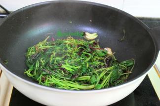 红苋菜炒至变软，放盐，炒均，里面出锅，野生红苋菜不同种植苋菜，野生苋菜，摘取的是心上嫩叶，很容易熟，一定要包菜，菜清香脆嫩爽口。
