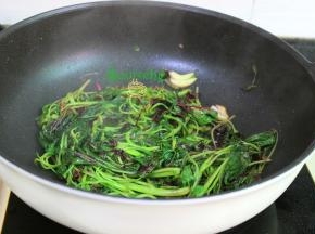 红苋菜炒至变软，放盐，炒均，里面出锅，野生红苋菜不同种植苋菜，野生苋菜，摘取的是心上嫩叶，很容易熟，一定要包菜，菜清香脆嫩爽口。
