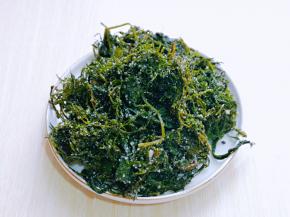 盐渍海草，用冷水反复冲洗。