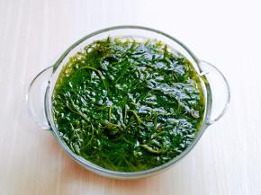 冲洗好后用纯净水泡30分钟以上，泡发的海草焯水，锅中加入水烧开，下海草煮1分钟捞出过冷水，再淋干水分。