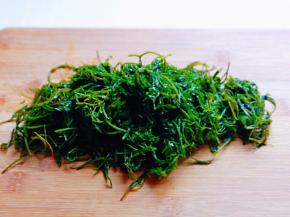 焯水的海草切小段。