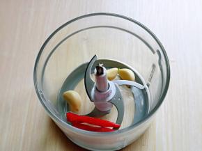 将大蒜去皮，辣椒去根，加入绞肉机。