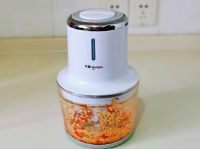 启动绞肉机将其绞碎。