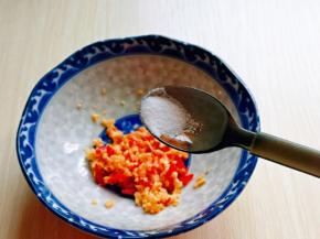 绞碎的辣椒大蒜放入碗中，加入盐。