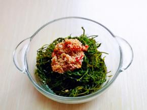 调味汁倒入海草器具中，拌均匀。