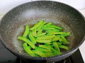 将荷兰豆焯水，锅中加入水烧开，下荷兰豆，煮断生，捞出淋干水分。