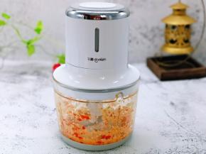 大蒜，辣椒放入绞肉机中，绞碎取出。
