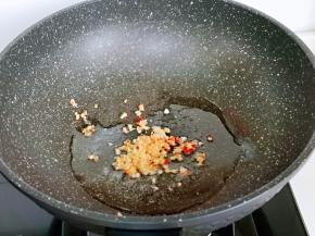 起油锅，加入蒜辣椒碎炒香。