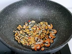 加入泡软的海虹肉与虾干煸炒。