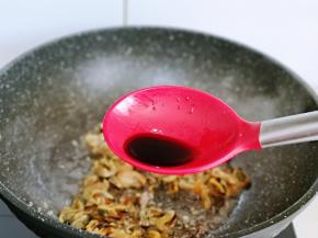 再加入生抽翻炒均匀。