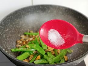 待海虹肉与虾干炒熟后加入焯水的荷兰豆，再按个人口味加入盐，快速翻炒1分钟，关火。