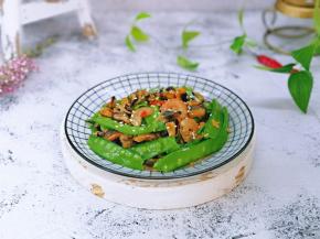 盛出装盘，撒上熟白芝麻点缀。