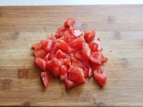 番茄洗干净去根切小块。