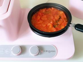 起油锅，加入切好的番茄煸炒，炒至番茄变软。