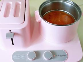 将炒好的番茄倒入汤锅中烧开。