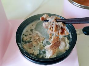 羊肉卷水里烫一下，不然会腥气，水烧开后，下羊肉卷，煮变色后立即捞出。