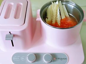 汤烧开后下入刀削面。