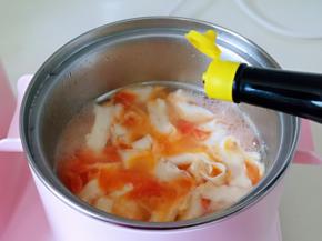 再加入生抽，将面煮熟。