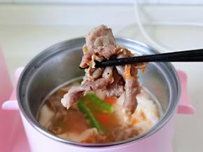 面熟后加入焯水的羊肉卷，荷兰豆，煮1分钟关火。