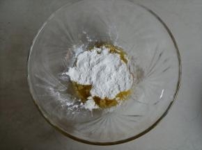 黄油隔热水融化成液体，把面粉倒入
