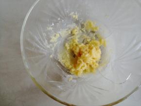 用手动打蛋器拌成糊状