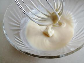 把牛奶迅速倒入面粉糊里，一边倒一边搅拌，拌成浓稠的糊状。如果使用的是低筋面粉，拌好的面糊很稀，就需要重新用奶锅加热至浓稠状再用